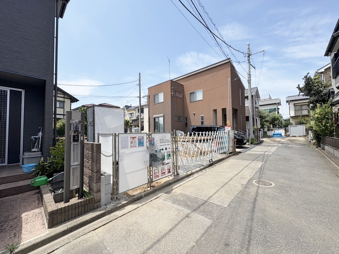スーパーやコンビニなどが徒歩圏内にあり、買い物に便利な立地です。(令和8年7月 撮影)
