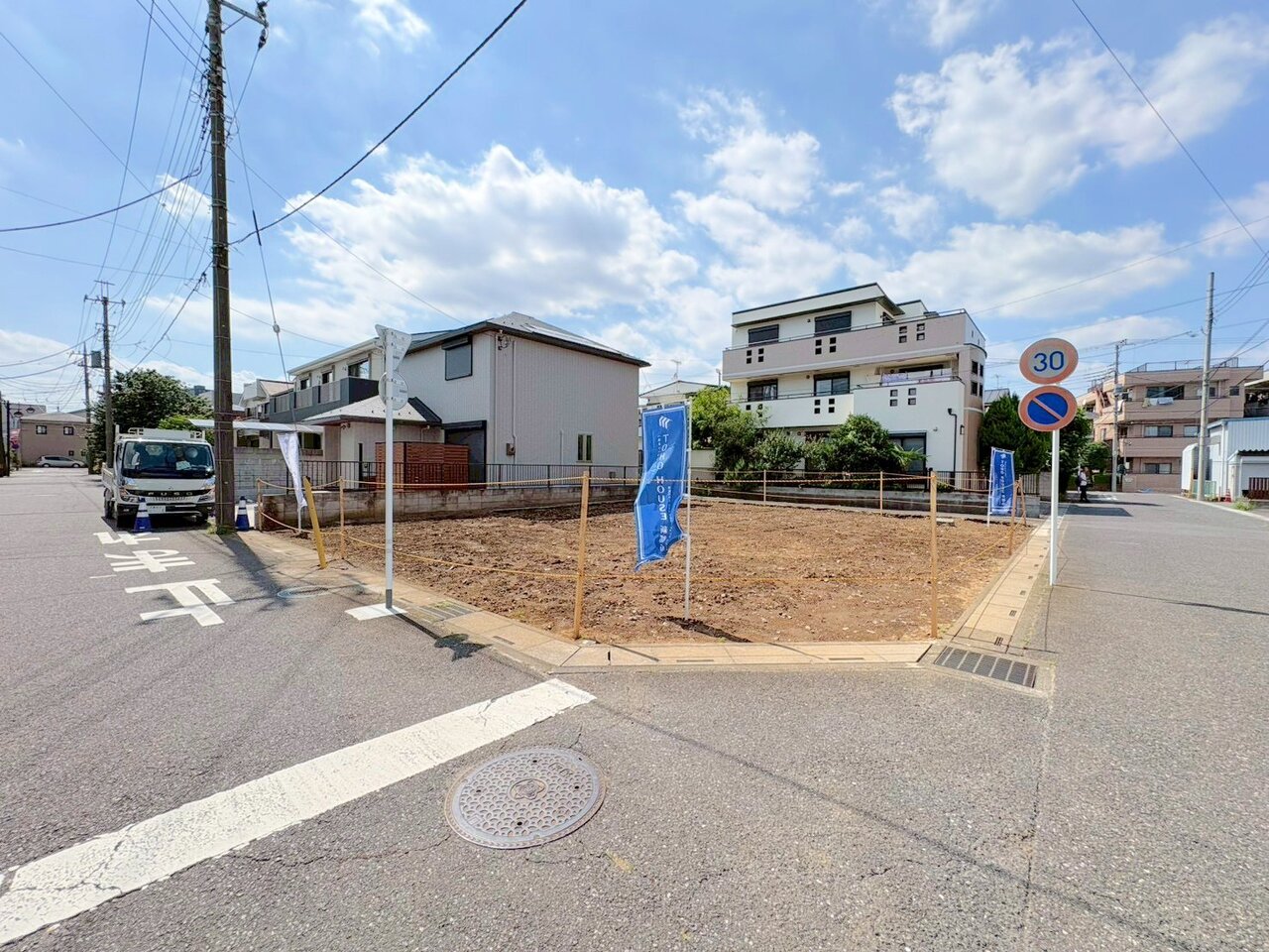２階ＬＤＫは明るく照らすことのできるバルコニーに面した空間。(令和8年7月撮影)