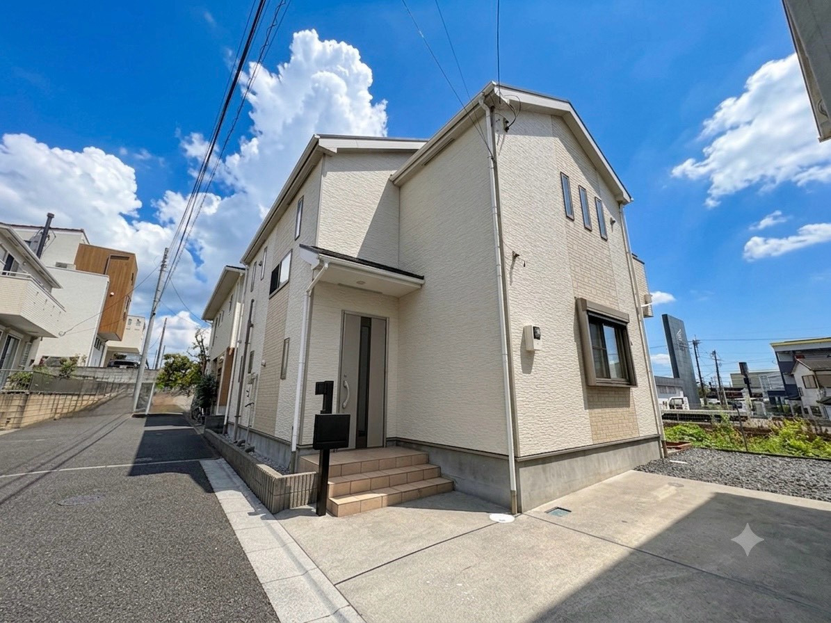 土地面積は３６坪以上、4LDKのお住まいです。気品と落着きを醸成する佇まいです。