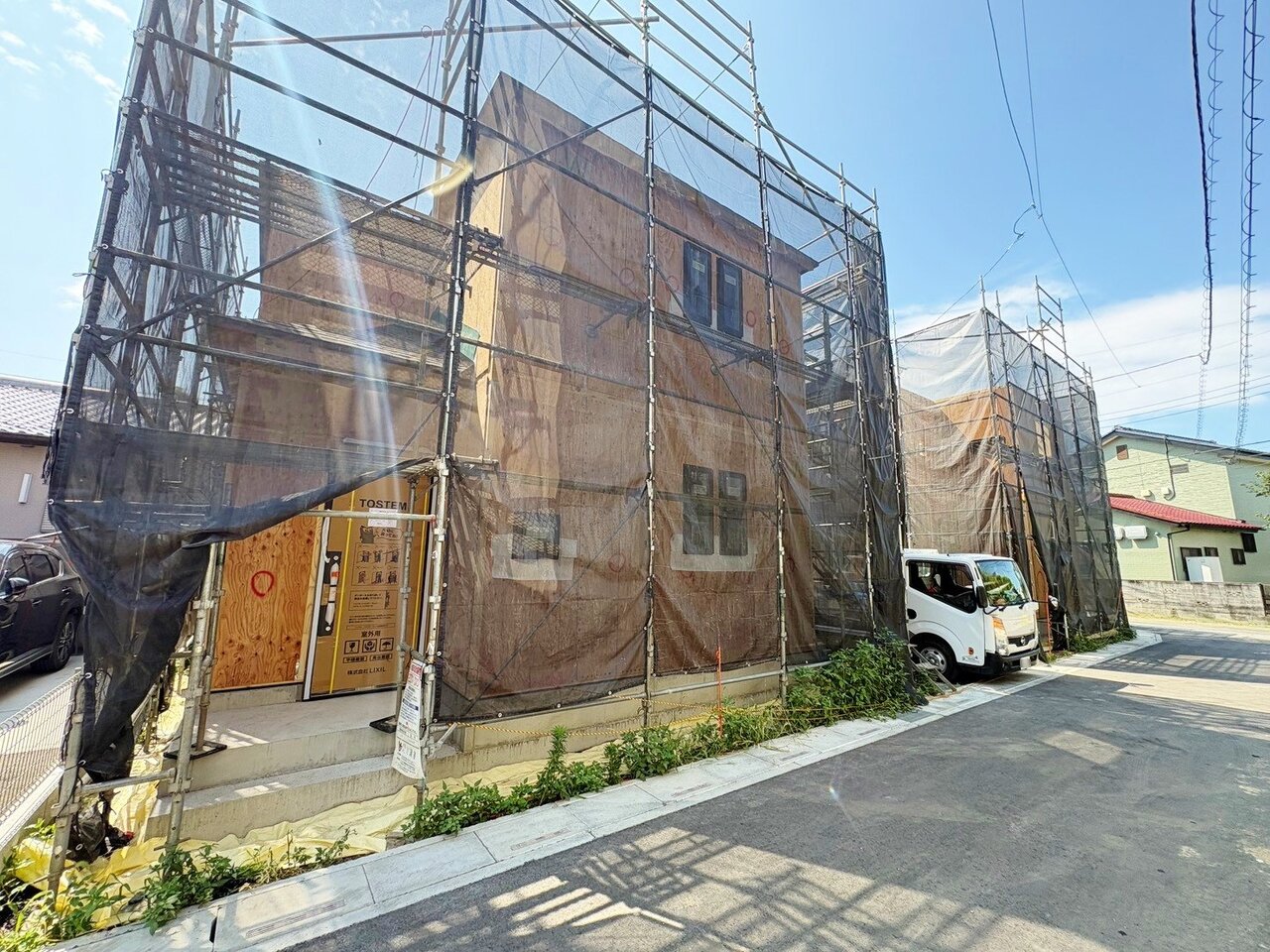 右が当物件。玄関がすっきりと片付くSIC付き。(令和8年7月撮影)