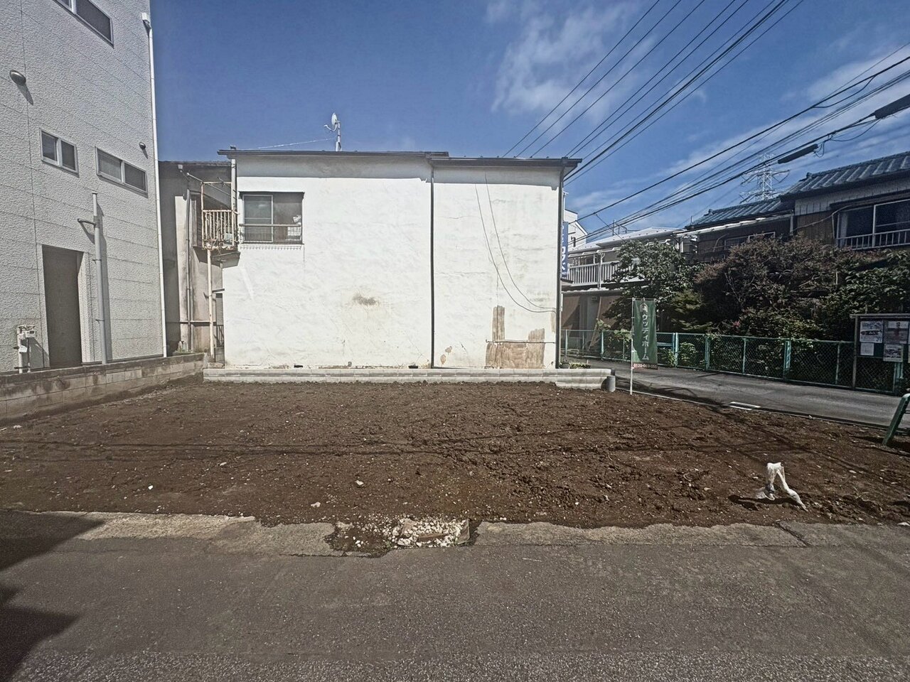 スーパーやコンビニが近く買い物に便利な住環境。(令和8年7月撮影)