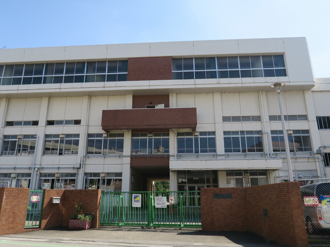 神根東小学校まで約1700m