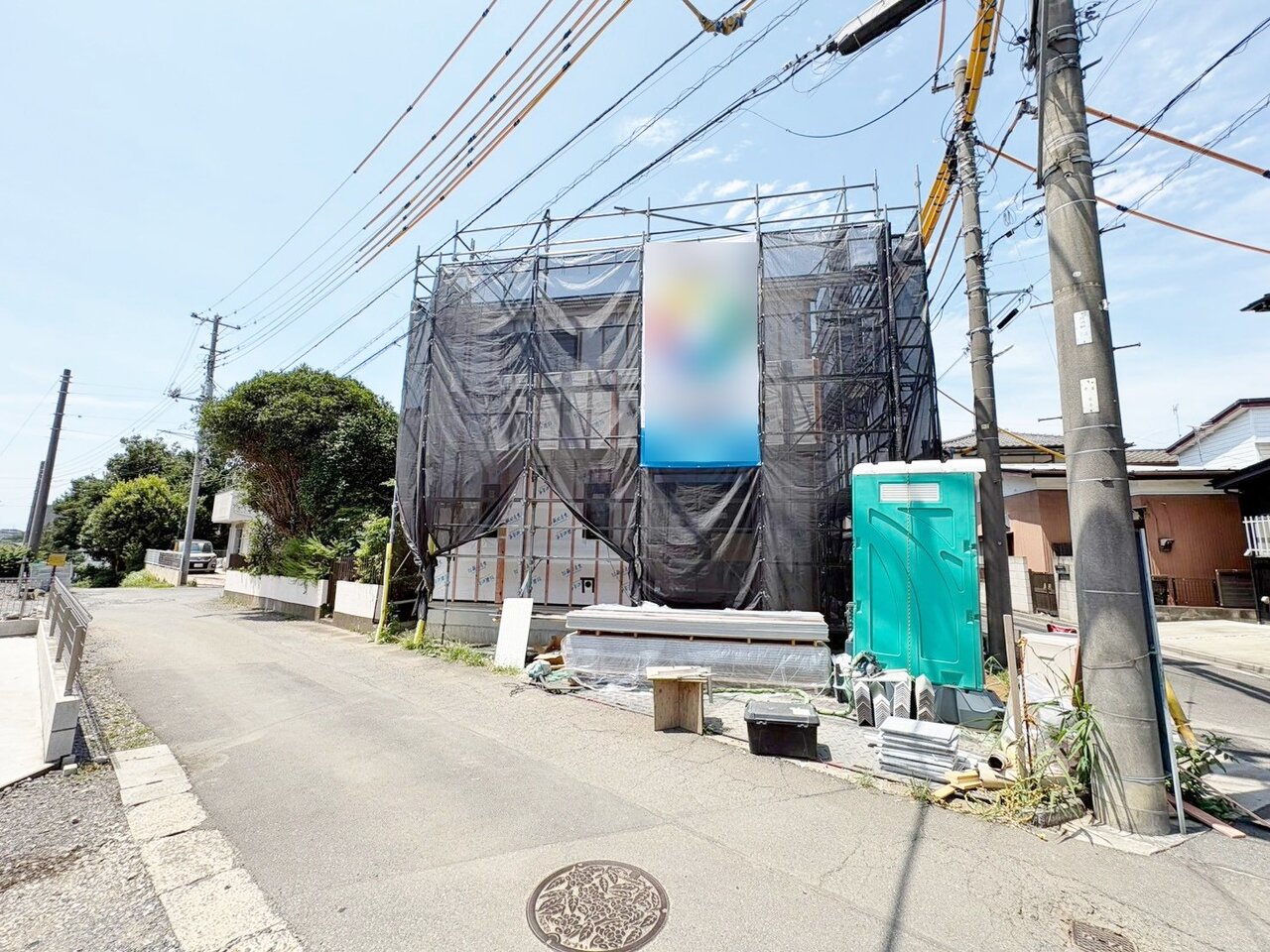角地につき陽当り良好で開放感のあるお住まい。(令和8年7月撮影)