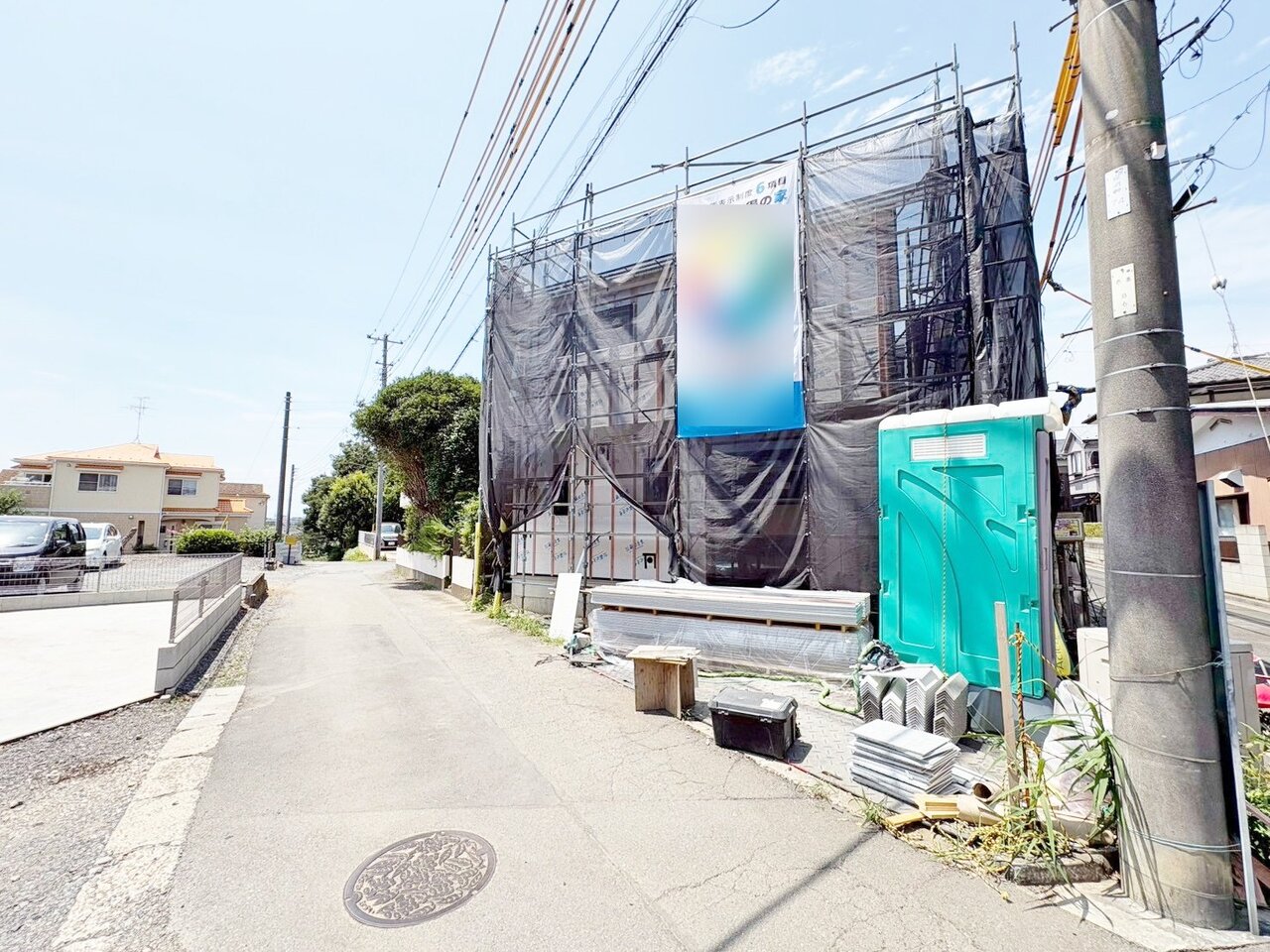 スーパー、コンビニ、ドラッグストアまで約450m以内で買い物に便利です。(令和8年7月撮影)