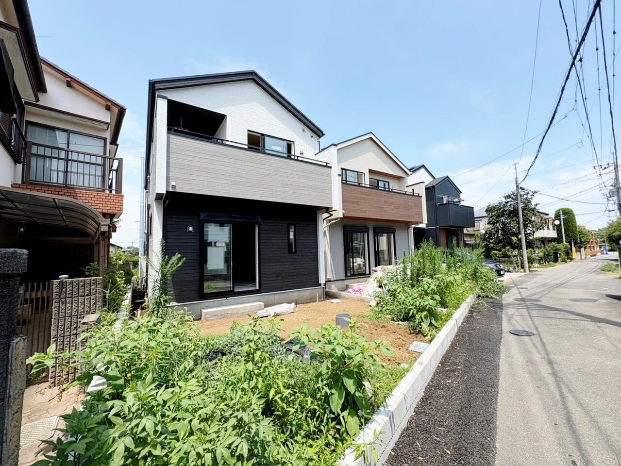 ちょっとした雨なら防げる広々としたインナーバルコニーを採用しました。(令和8年7月撮影)