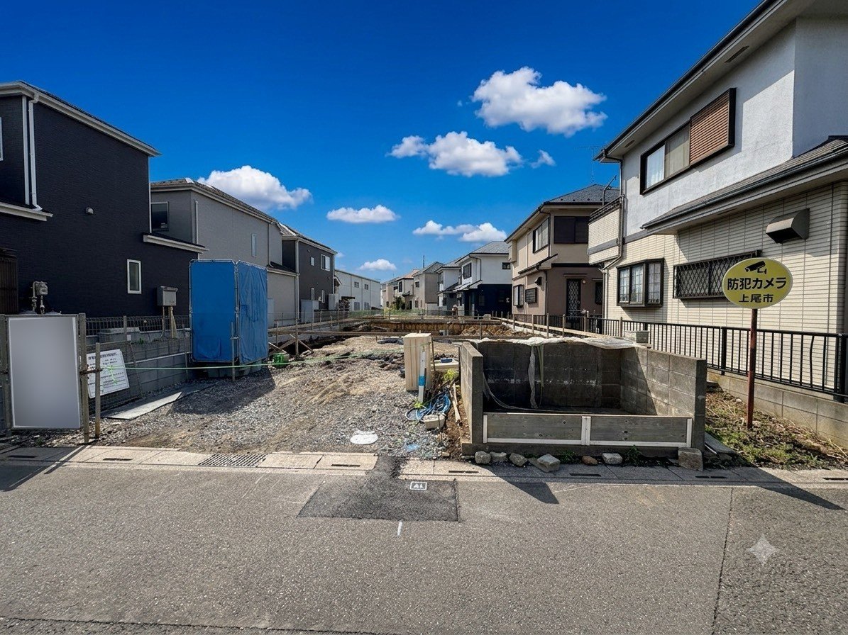 奥が当物件。1階は回遊性がありスムーズな動線も魅力。(令和8年7月撮影)