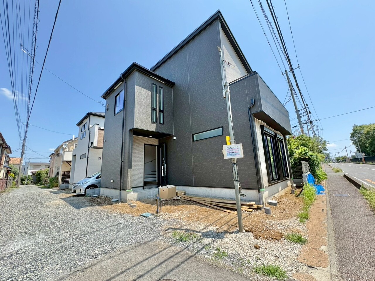 陽光あふれる南西角地に佇む優雅な邸宅。(令和8年7月 撮影)