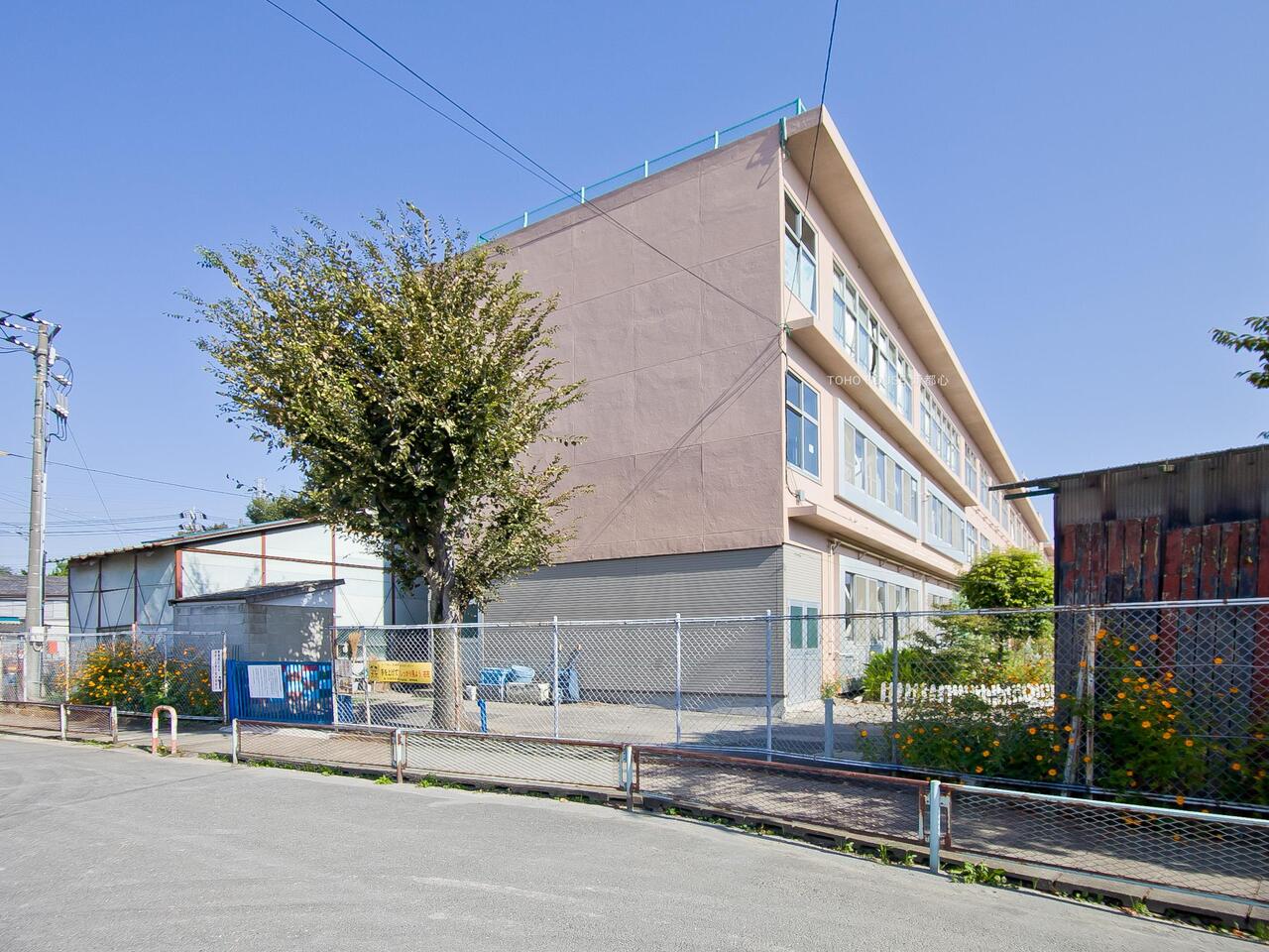 西小学校まで約694m