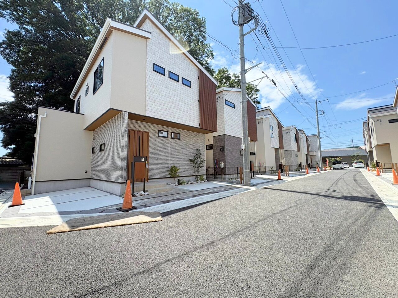 【F号棟】今羽駅まで徒歩5分の立地。小中学校まで約550m内で通学に安心です。