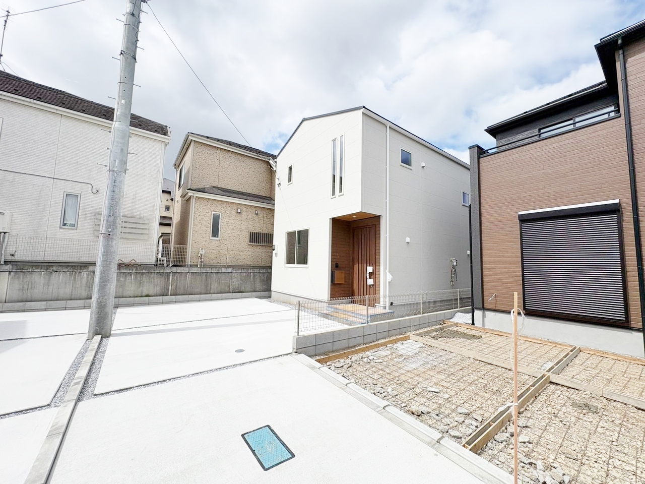 スーパーやドラッグストアが徒歩圏内にあり、買い物に便利な住環境。(令和8年7月 撮影)