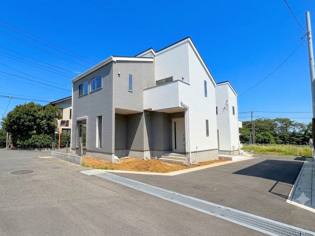 敷地面積は32坪以上、接道三方に面した開放感のある立地です。(令和8年8月撮影)