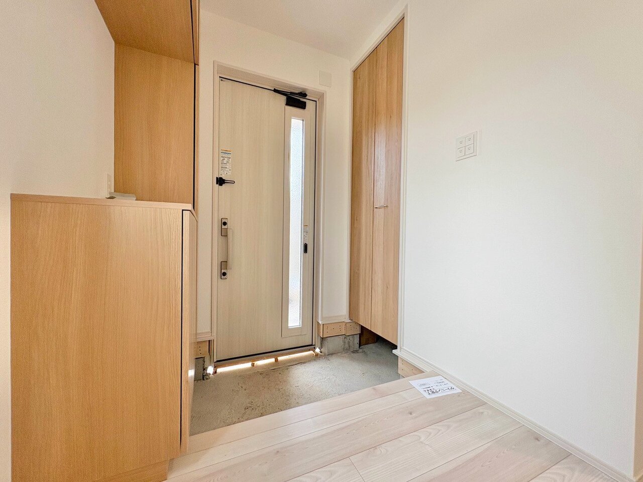明るさと清潔感を兼ね備えた玄関が建物内へと導きます。