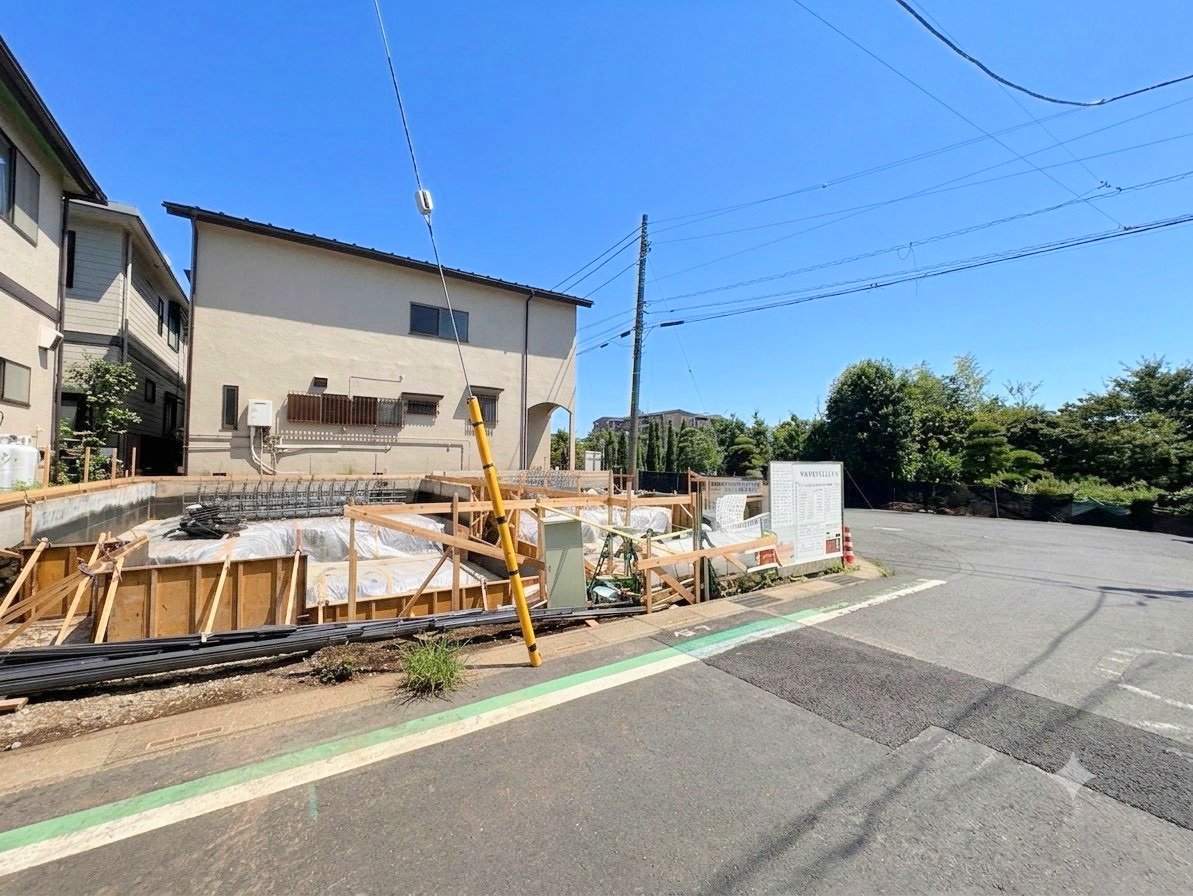 L型バルコニーから明るい陽光がお部屋に差し込みます。(令和8年8月撮影)
