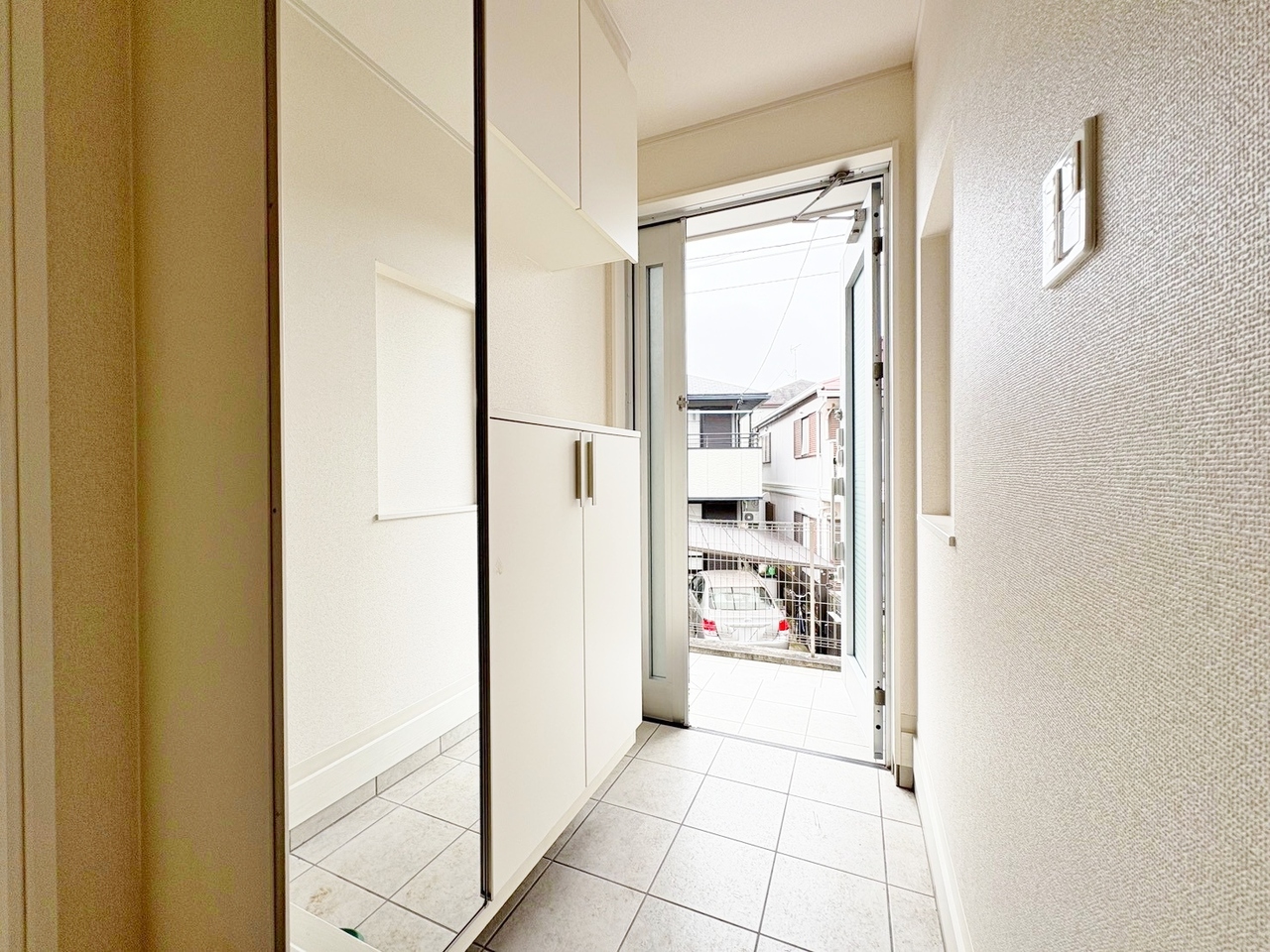 明るさと清潔感を兼ね備えた玄関が建物内へと導きます。