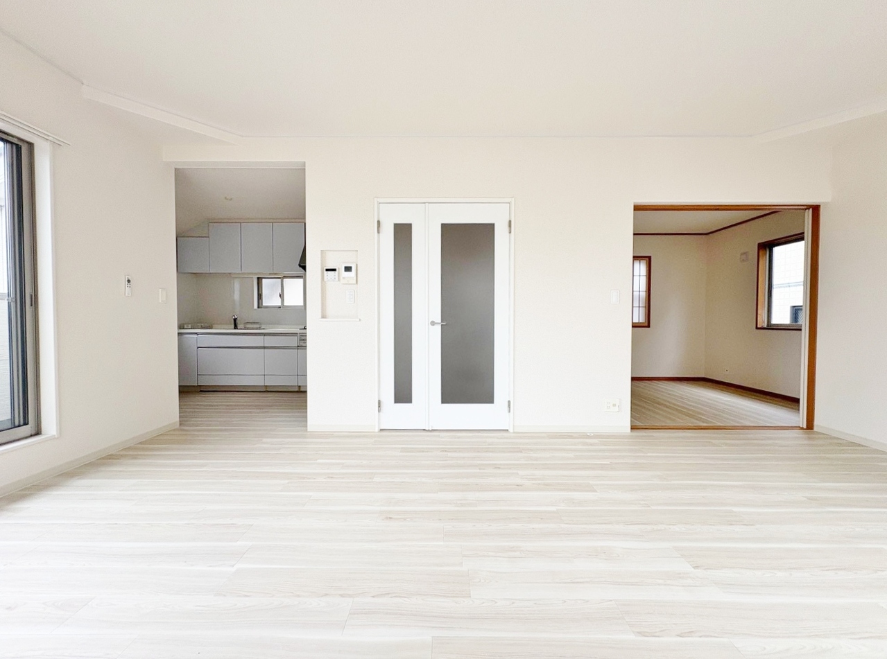 2階に設けたLDKは空間を明るく照らすことのできるバルコニーに面した間取り。
