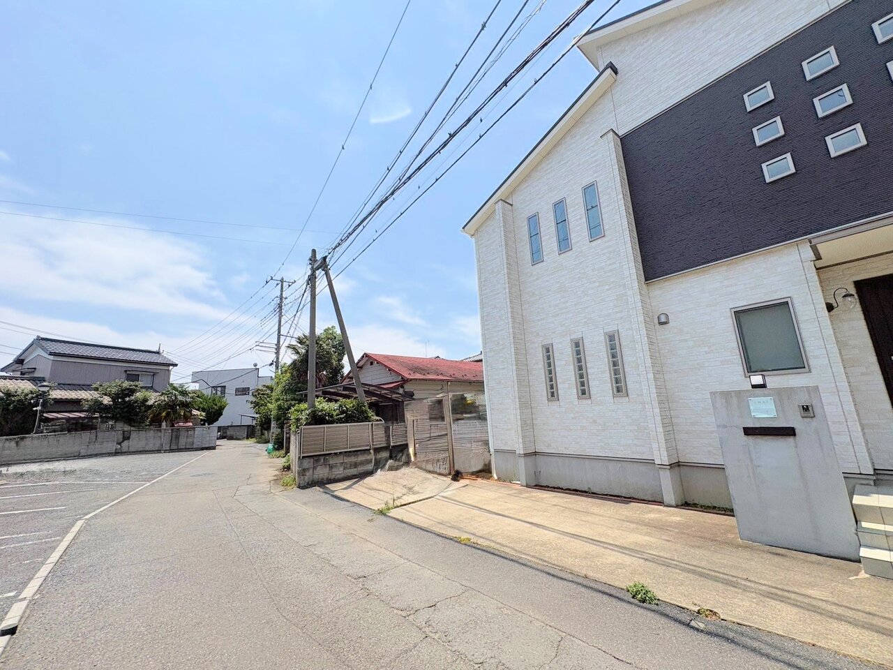 カースペースには３台駐車可能です。（車種による）