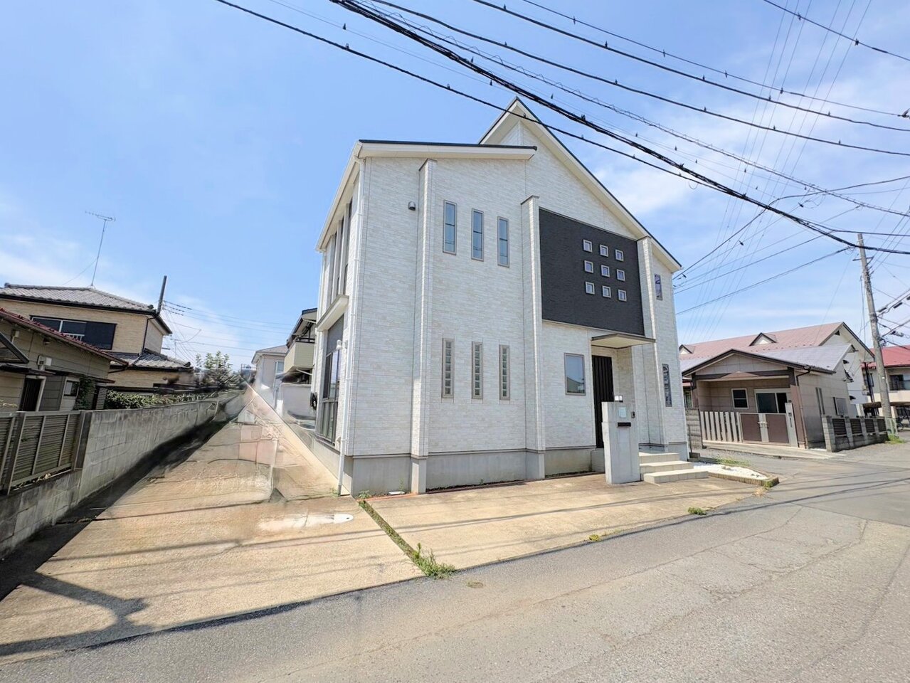小屋裏を活かした９帖のスペース付き。