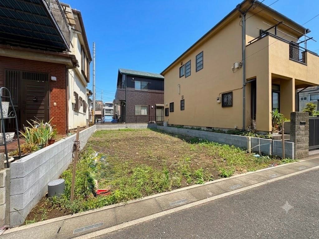 小学校まで130mでお子様の通学も安心です。(令和8年8月撮影)