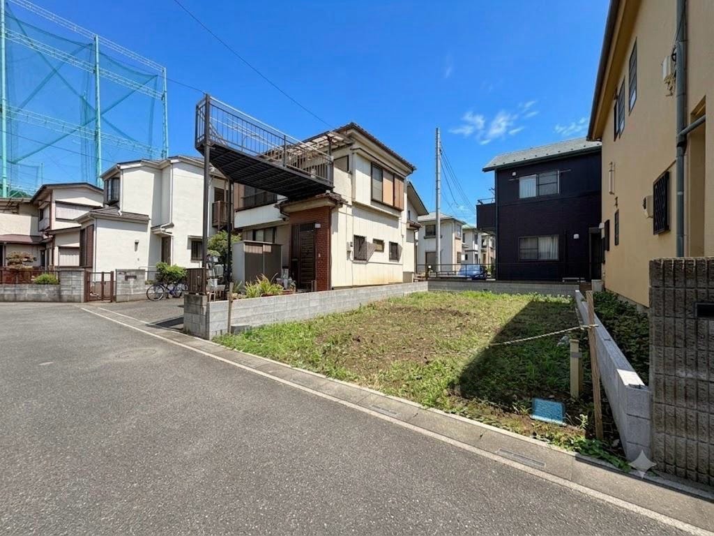 スーパー、コンビニ、ドラッグストアまで約500m内で買い物に便利です。(令和8年8月撮影)