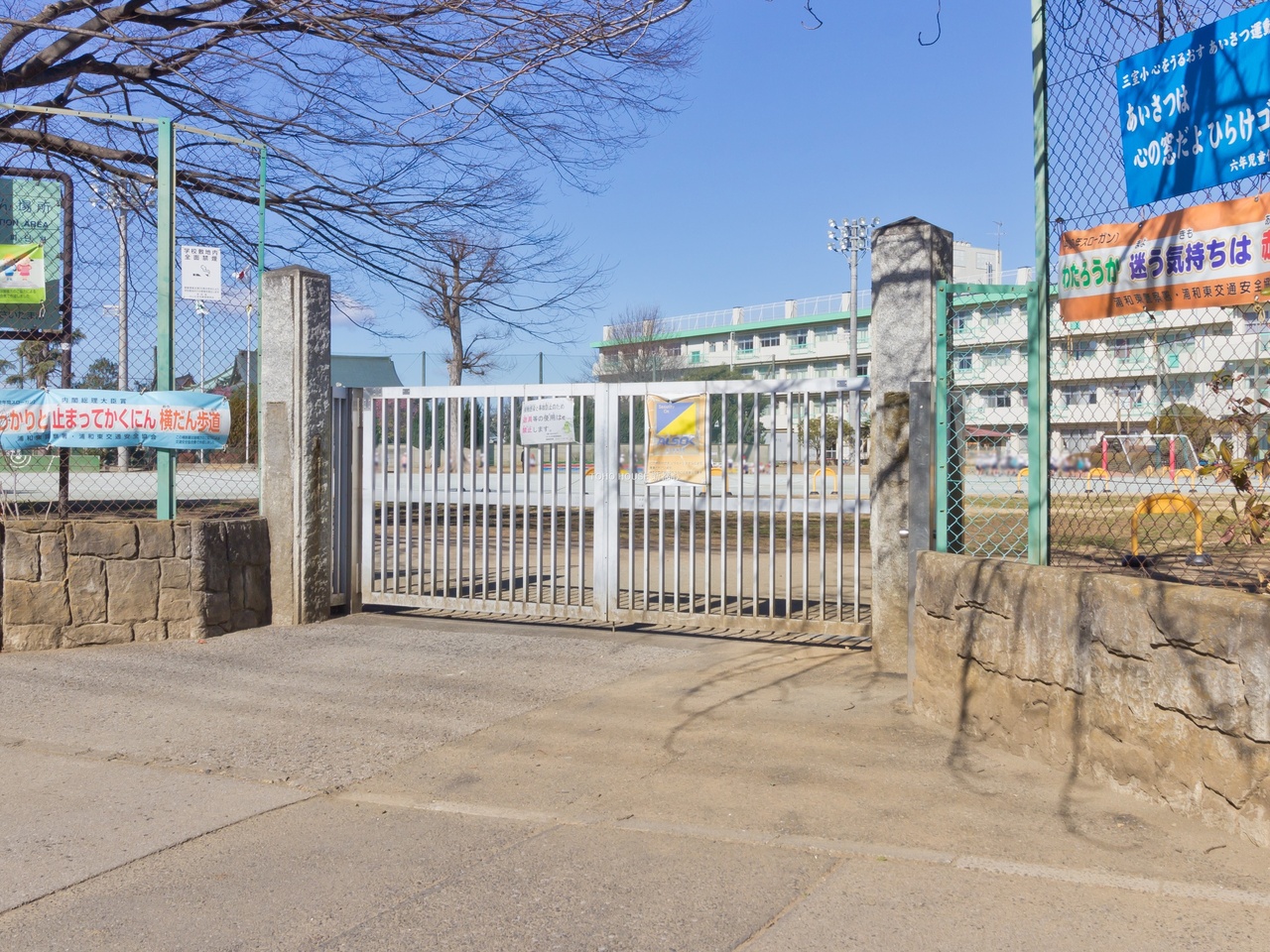 三室小学校まで約1300m