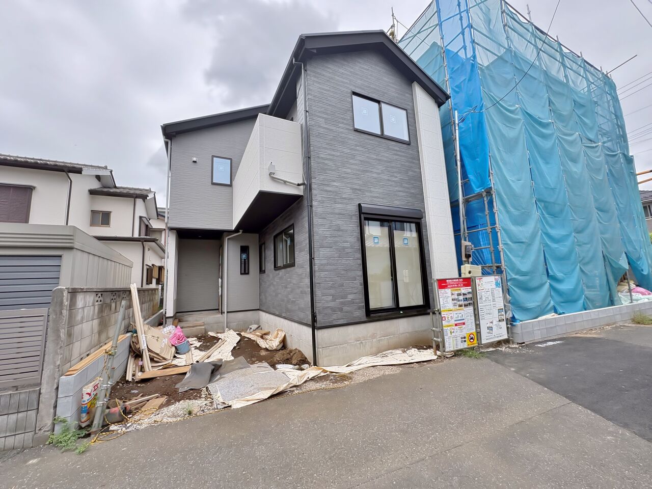 右が当物件。使いやすいＬ型キッチンなら、作業しながら効率的にお料理できます。(令和8年8月撮影)