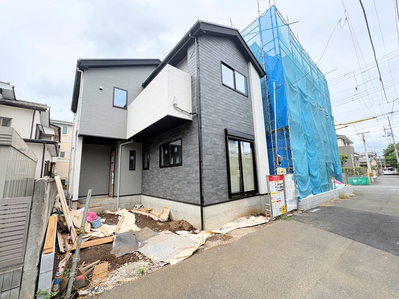 右が当物件。主寝室は広々９帖、WICを完備しています。(令和8年8月撮影)