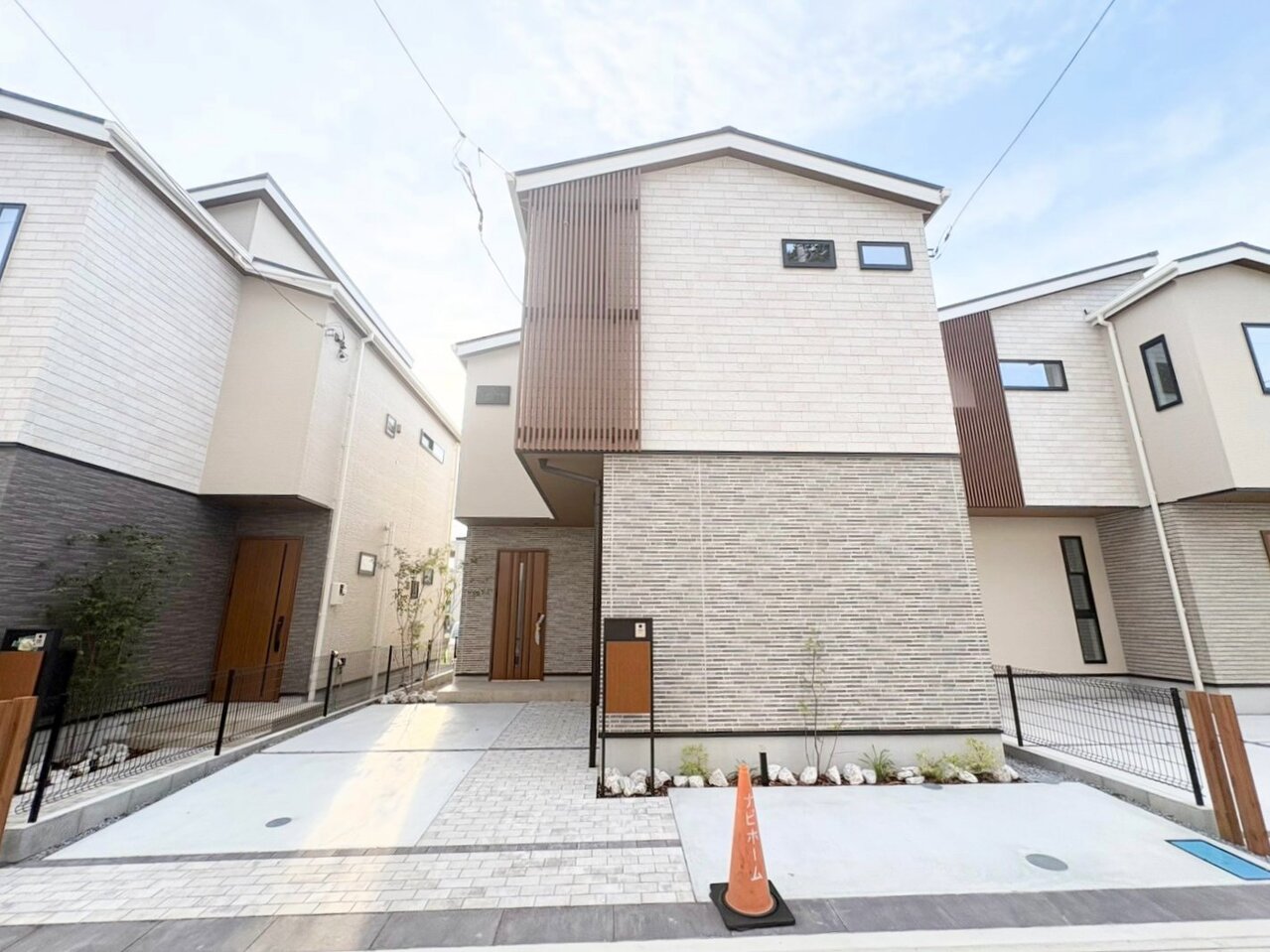 今羽駅まで徒歩5分の立地。洗練されたデザインの外観が街並みに彩りを演出します。