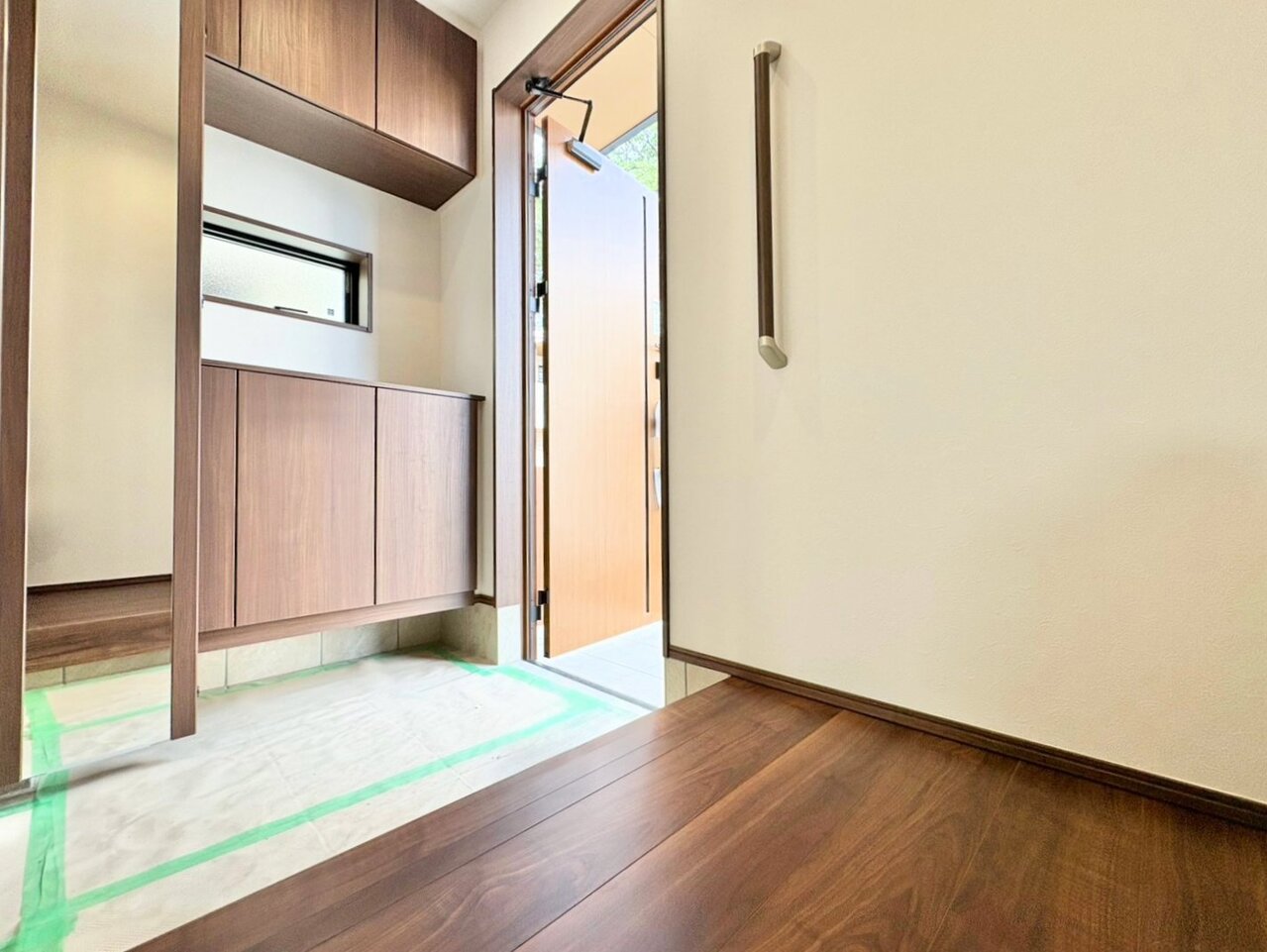 明るさと清潔感を兼ね備えた玄関が建物内へと導きます。