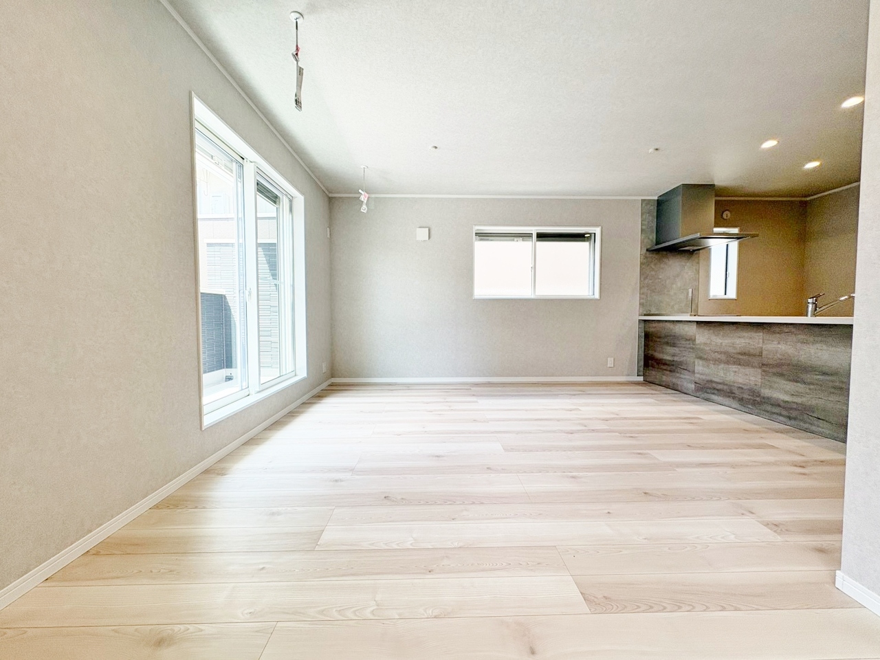 空間を明るく照らすことのできるバルコニーに面した間取り。