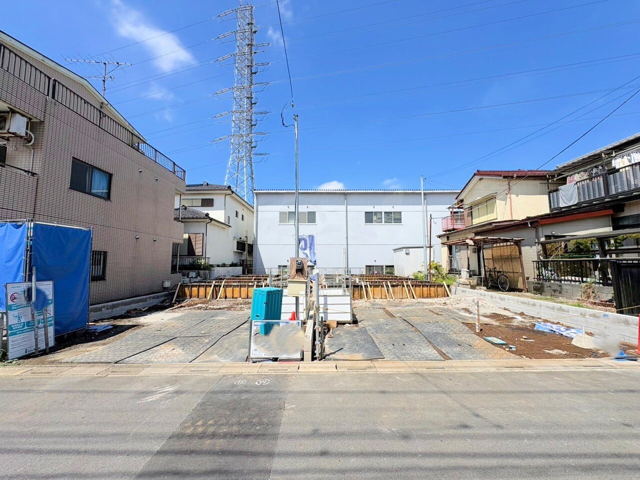 左が2号棟です。周辺は閑静な住宅街。前面道路は6m公道に面しており、駐車も楽々です。(令和8年8月撮影)