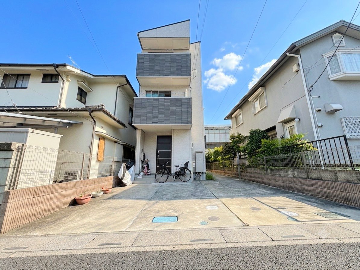 大宮駅まで徒歩15分の立地。2020年4月築の3階建てのお住まい。(令和8年8月撮影)