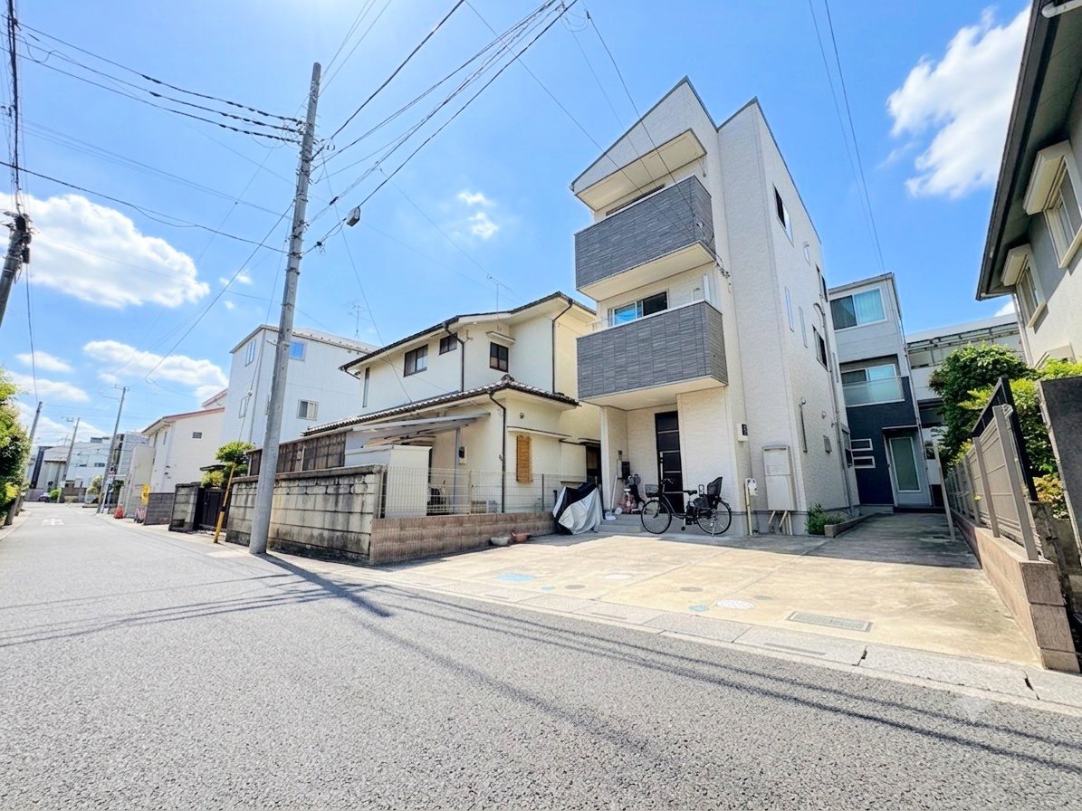 スーパーやドラッグストアまで徒歩圏内で買い物にも便利。(令和8年8月撮影)