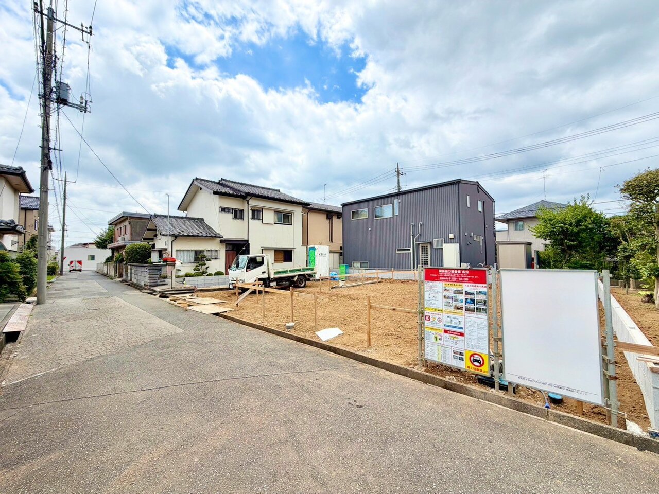 ゆったりとした駐車スペースは、お車の駐車が苦手な方も安心です。(令和8年8月撮影)