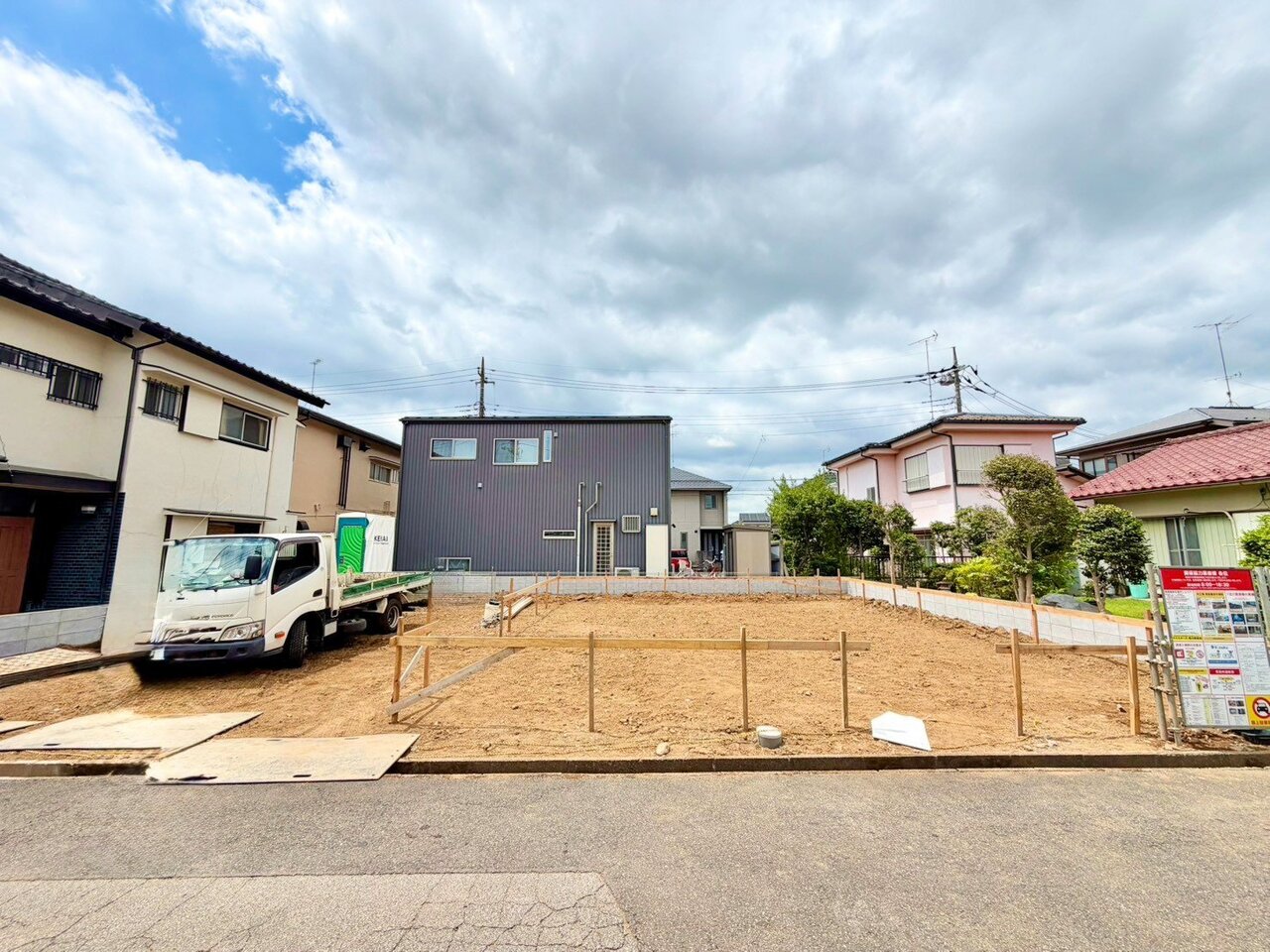 蓮田駅徒歩１４分の立地。敷地面積は広々５８坪以上、ゆとりある４LDKのお住まい。(令和8年8月撮影)