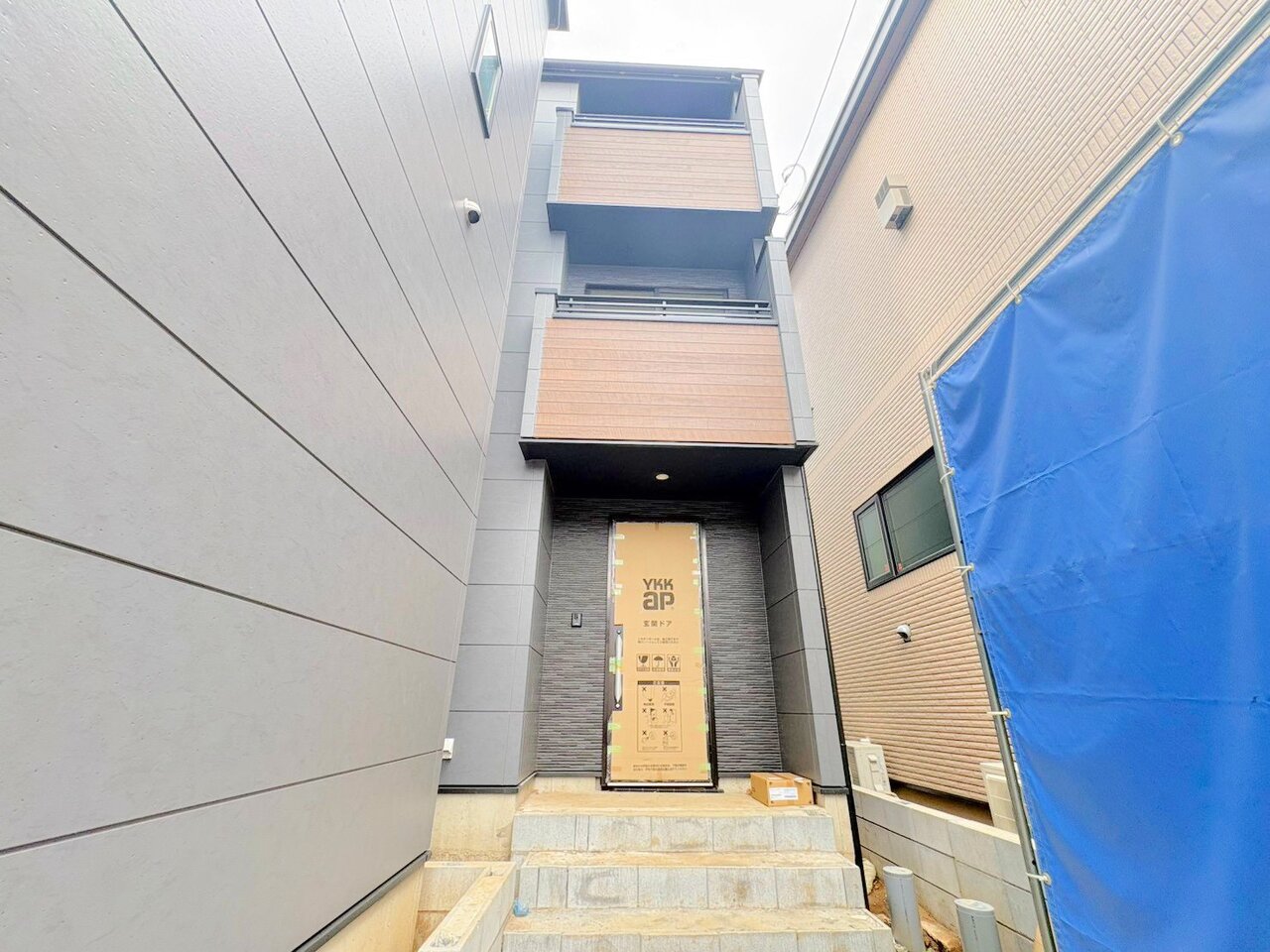 南浦和駅まで徒歩8分の立地。　道路から距離をおき、優美に佇む外観です。(令和8年8月撮影)