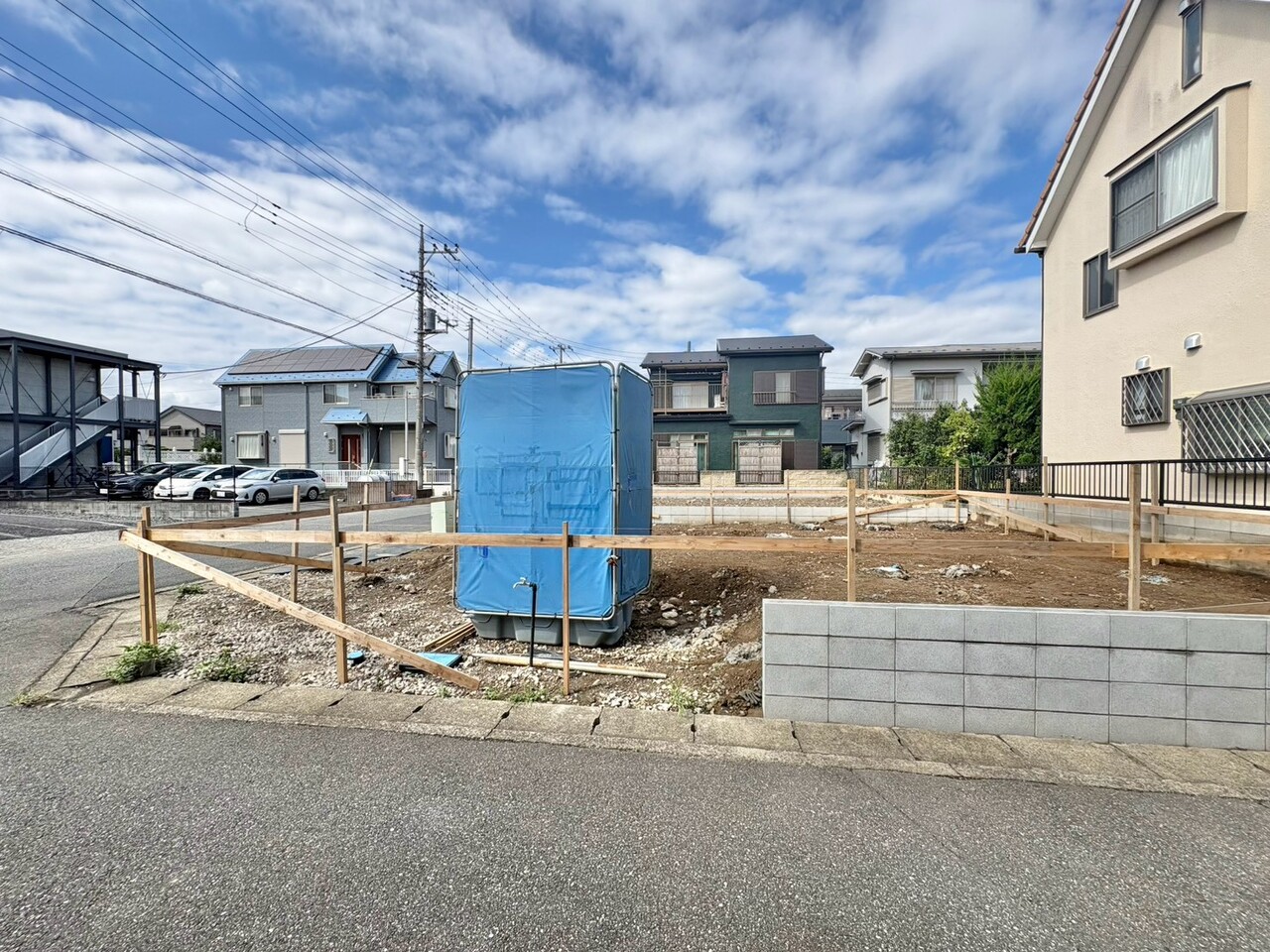 北越谷駅徒歩14分、小学校徒歩9分の立地です。(令和8年9月撮影)