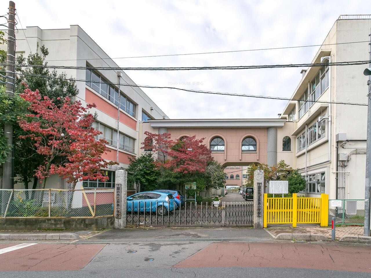 荻島小学校まで約703m