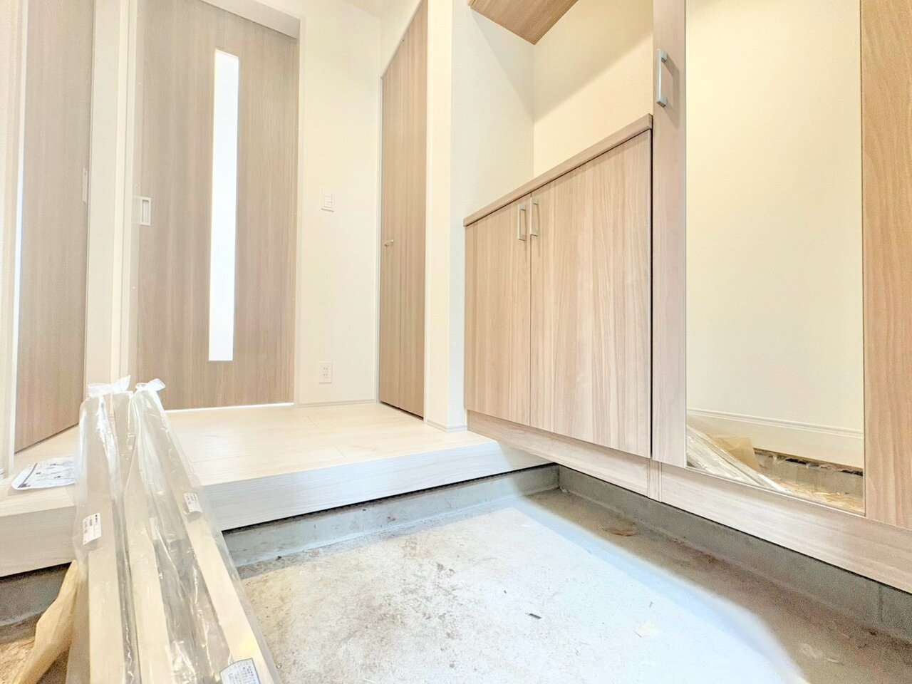 明るさと清潔感を兼ね備えた玄関が建物内へと導きます。