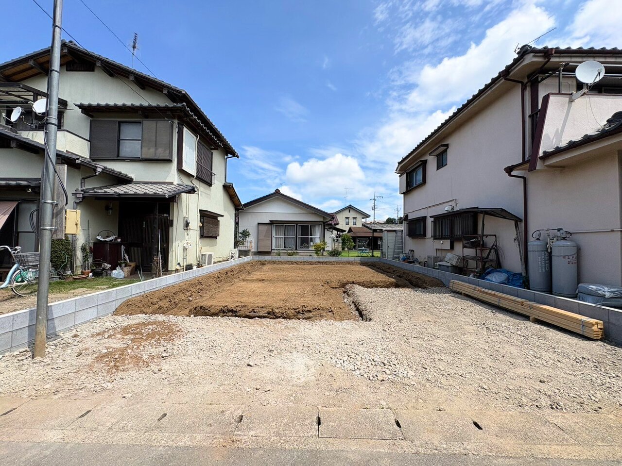南側公道に面し日当たり良好な4LDKのお住まいです。(令和8年8月撮影)