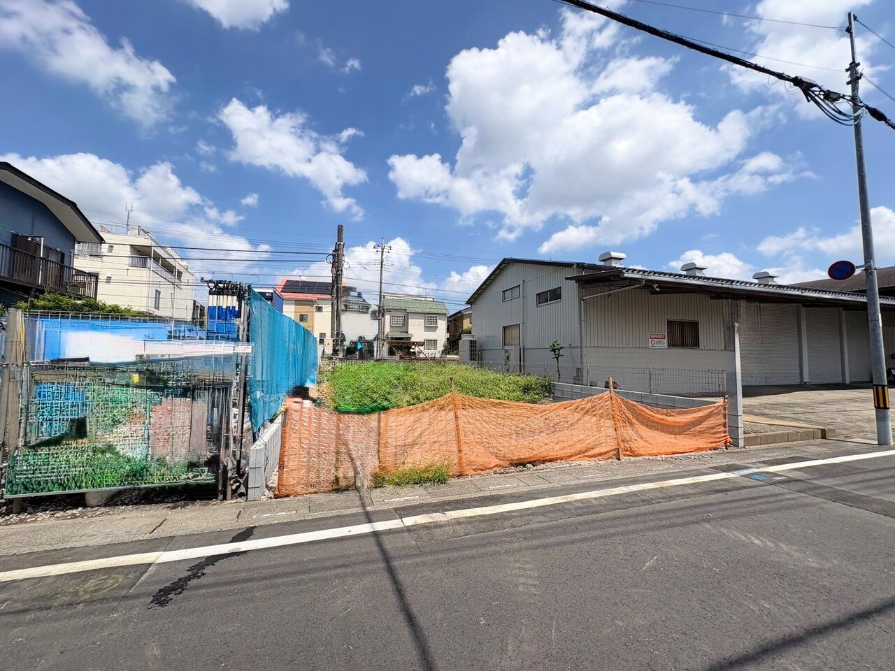 スーパー、コンビニ、ドラッグストアまで徒歩圏内で買い物に便利です。(令和8年8月撮影)