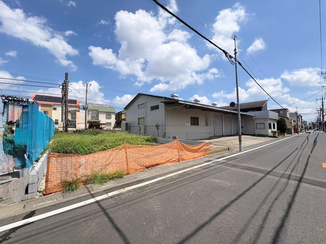 前面幅員6m公道に面しており、カースペースには並列2台駐車可能です。(令和8年8月撮影)