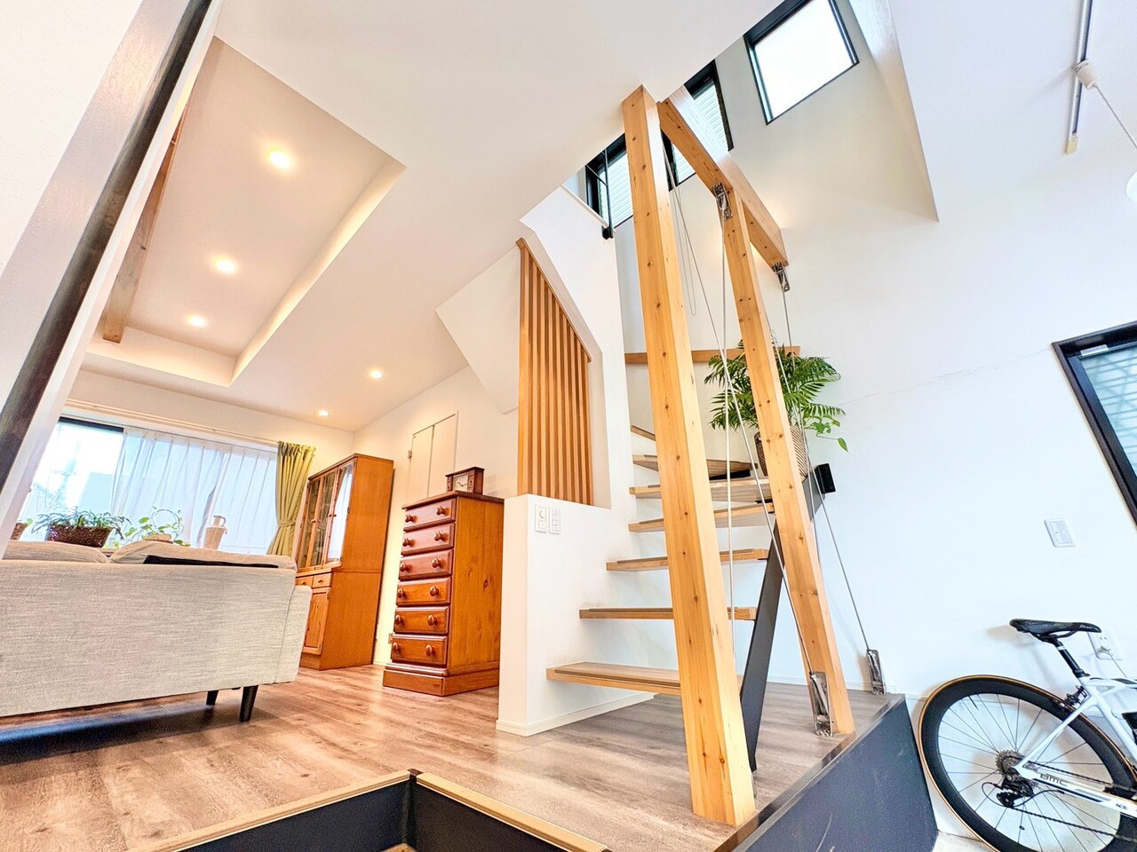 明るさと清潔感を兼ね備えた玄関が建物内へと導きます。