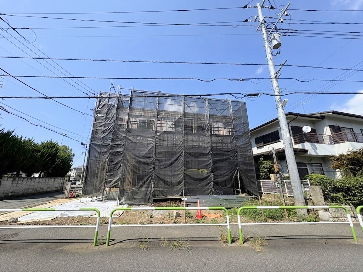 南西角地に面した陽当たりの良い邸宅です。(令和8年8月 撮影)