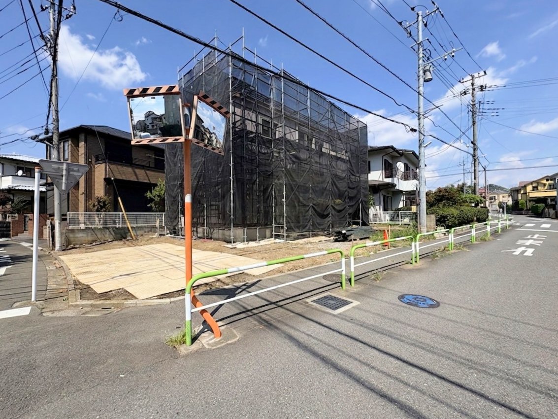 ワイドバルコニーは2部屋から行き来可能です。(令和8年8月 撮影)