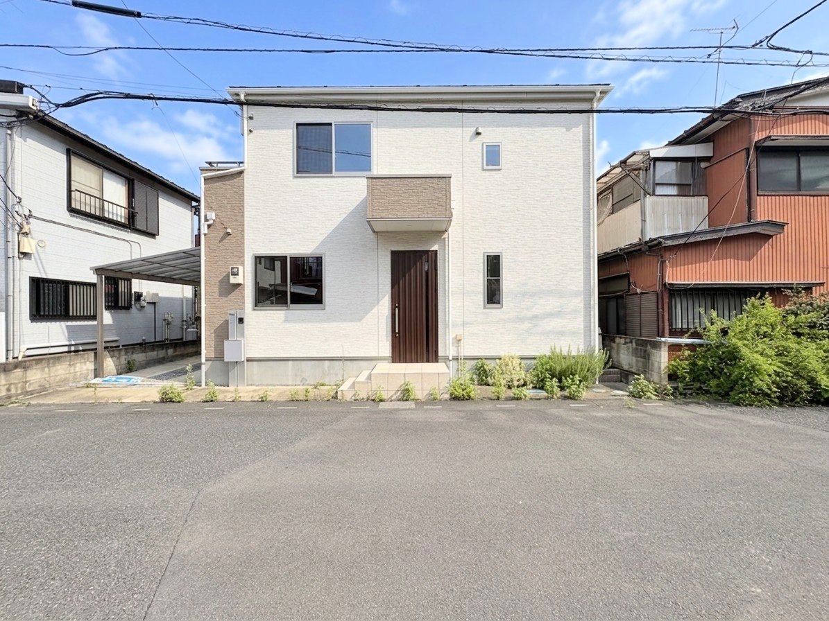 スーパーやコンビニなどが徒歩圏内にあり、買い物に便利な住環境です。