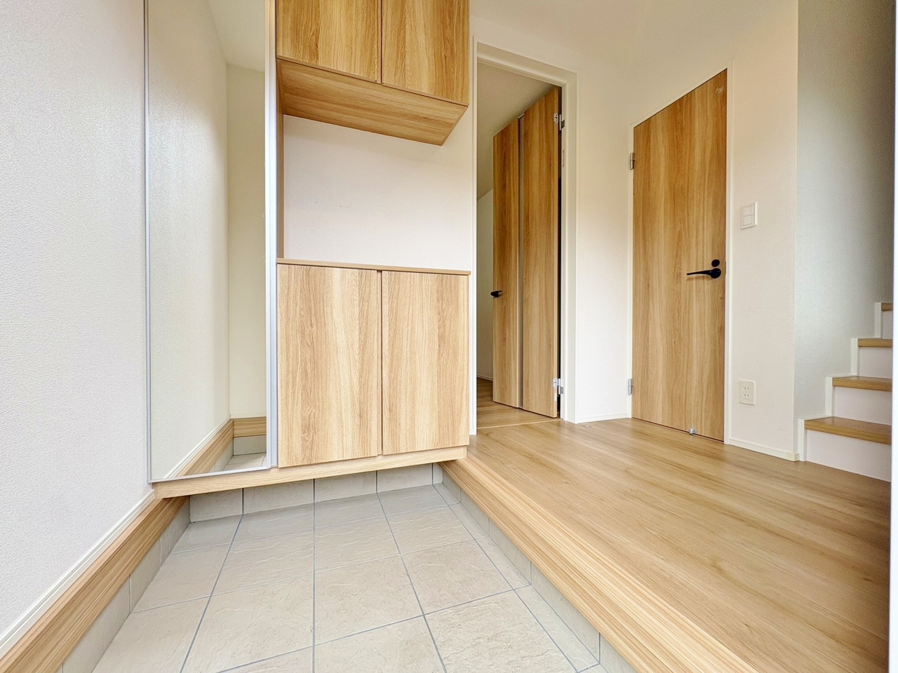 明るさと清潔感を兼ね備えた玄関が建物内へと導きます。
