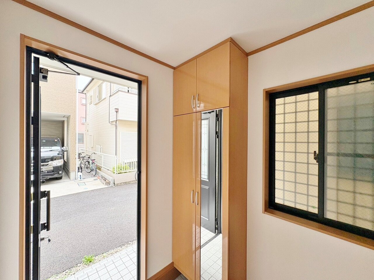 明るく開放感のある玄関ホール。収納も多くすっきりご利用できます。