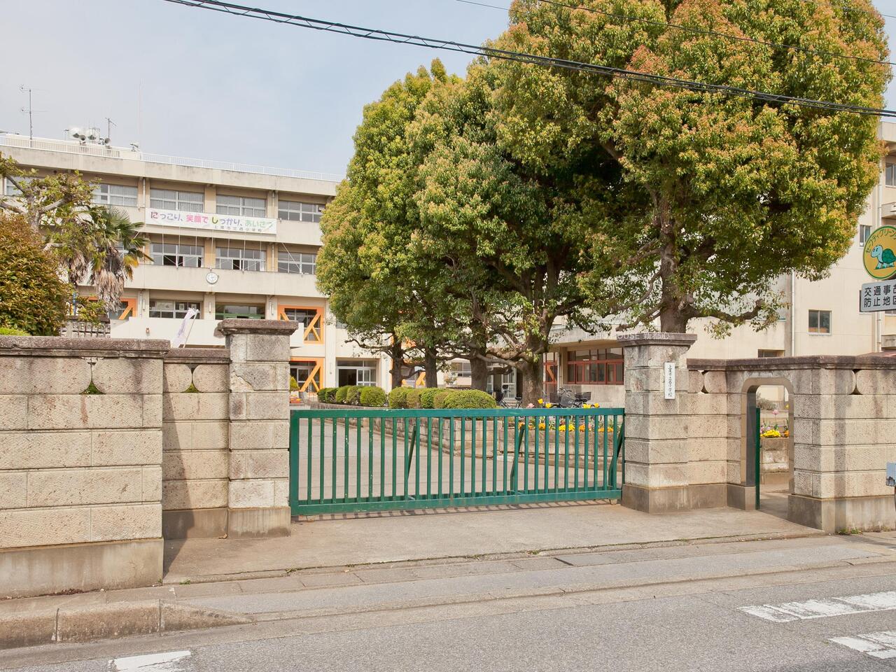 西小学校まで約640m