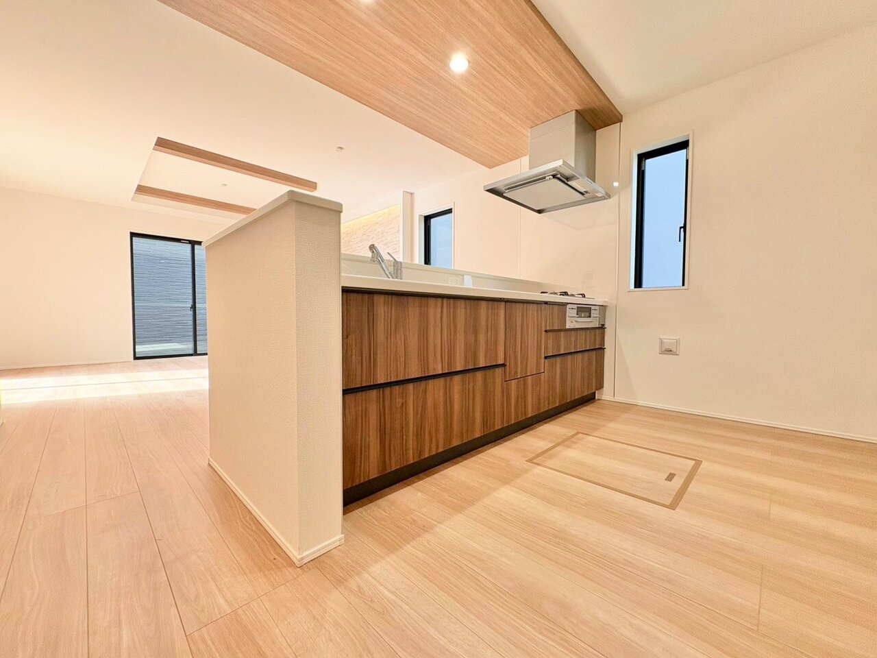 ダイニングとつながるキッチンからは部屋中が見渡せます。