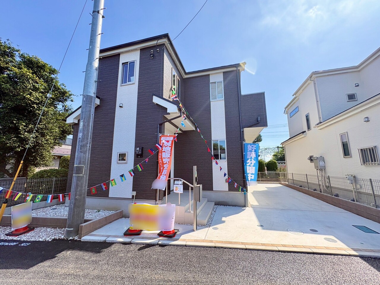 敷地内に2台分のカースペースを確保いたしました。(車種による)(令和8年9月 撮影)